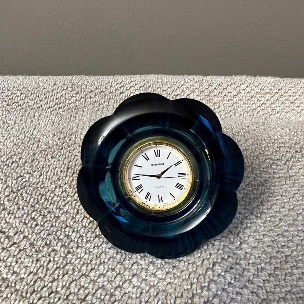 Blue Flower / Diamond shaped Deal Clock